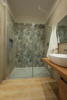 Camera Deluxe | Bagno | Doccia, soffione a pioggia, asciugacapelli, bidet