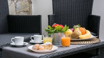 Deluxe-Doppel- oder -Zweibettzimmer, Balkon, Gartenblick | Terrasse/Patio