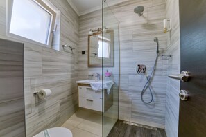 Studio | Bathroom | Shower, free toiletries, hair dryer, towels - Casa Nuova (Kotor)