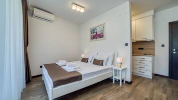 Studio, Sea View | In-room safe, desk, soundproofing, free WiFi