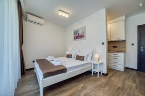 Studio, merinäköala | Tallelokero huoneessa, työpöytä, äänieristys, ilmainen Wi-Fi