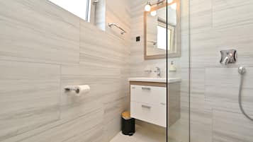 Studio | Bathroom | Shower, free toiletries, hair dryer, towels