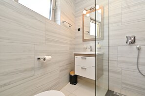 Studio | Bathroom | Shower, free toiletries, hair dryer, towels - Casa Nuova (Kotor)