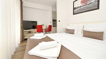 Studio, Sea View | In-room safe, desk, soundproofing, free WiFi