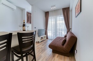 Apartamento, terraza | Zona de estar | Una televisión de pantalla plana