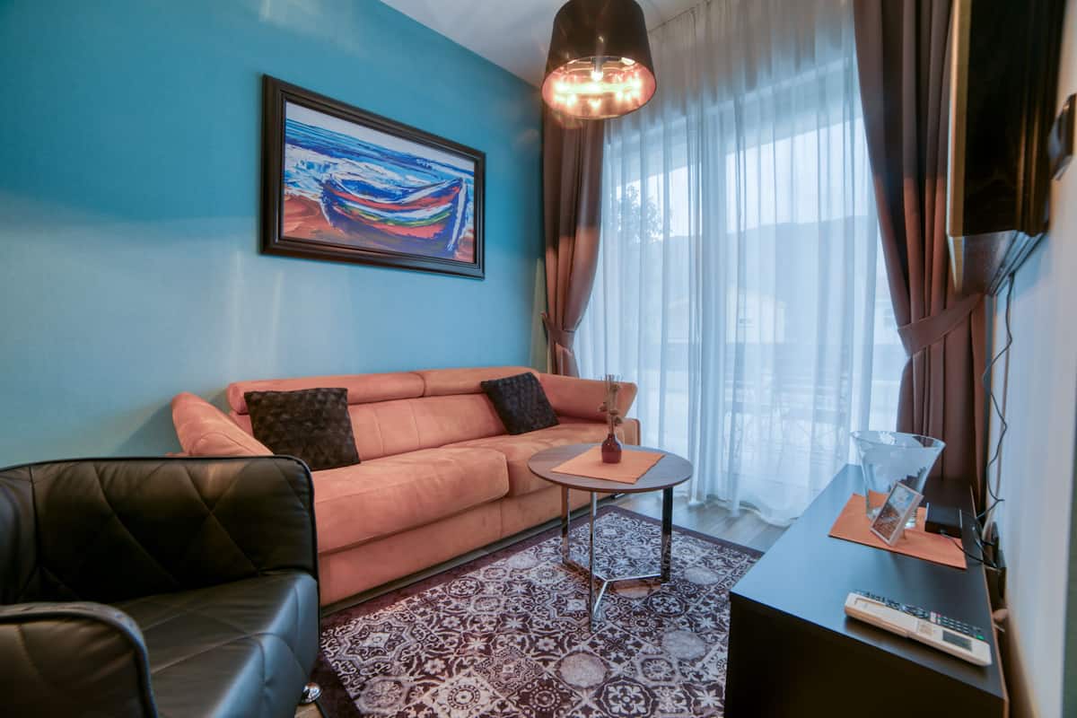 Comfort appartement | Woonkamer | Een flatscreentelevisie