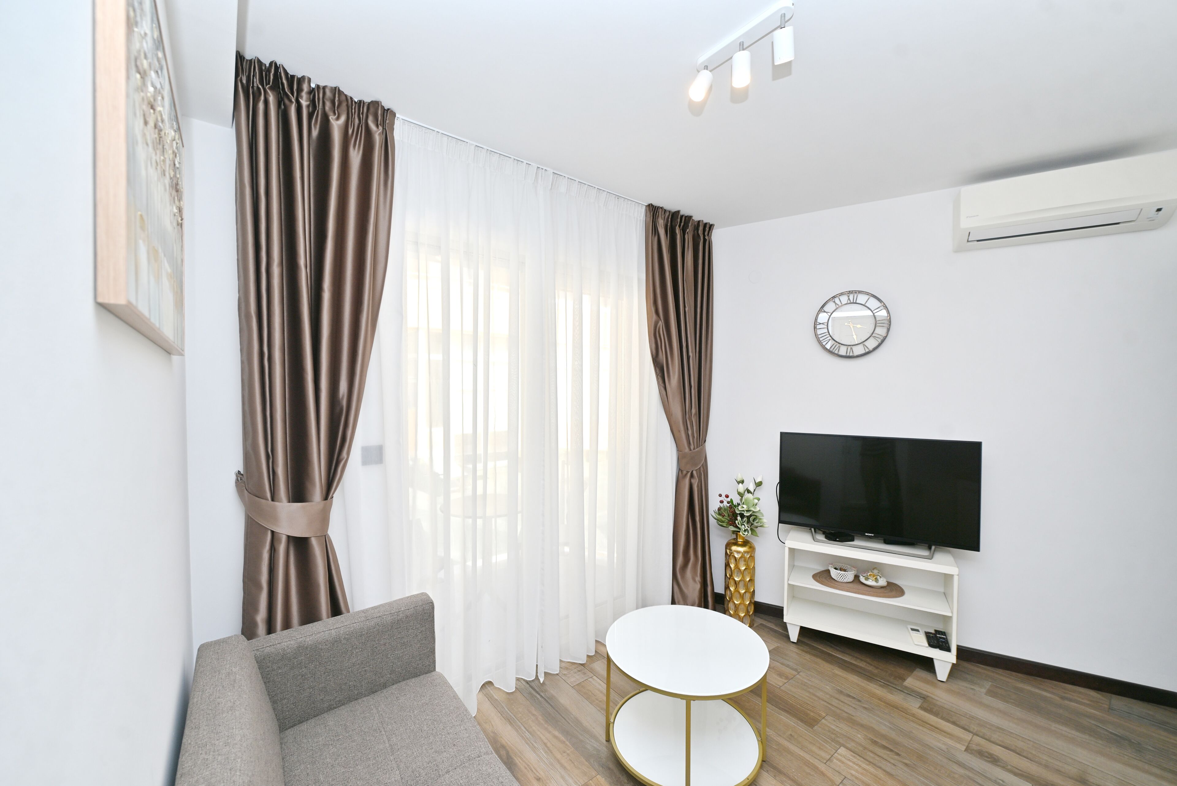 Departamento, 1 habitación | Área de sala de estar | Televisión de pantalla plana 