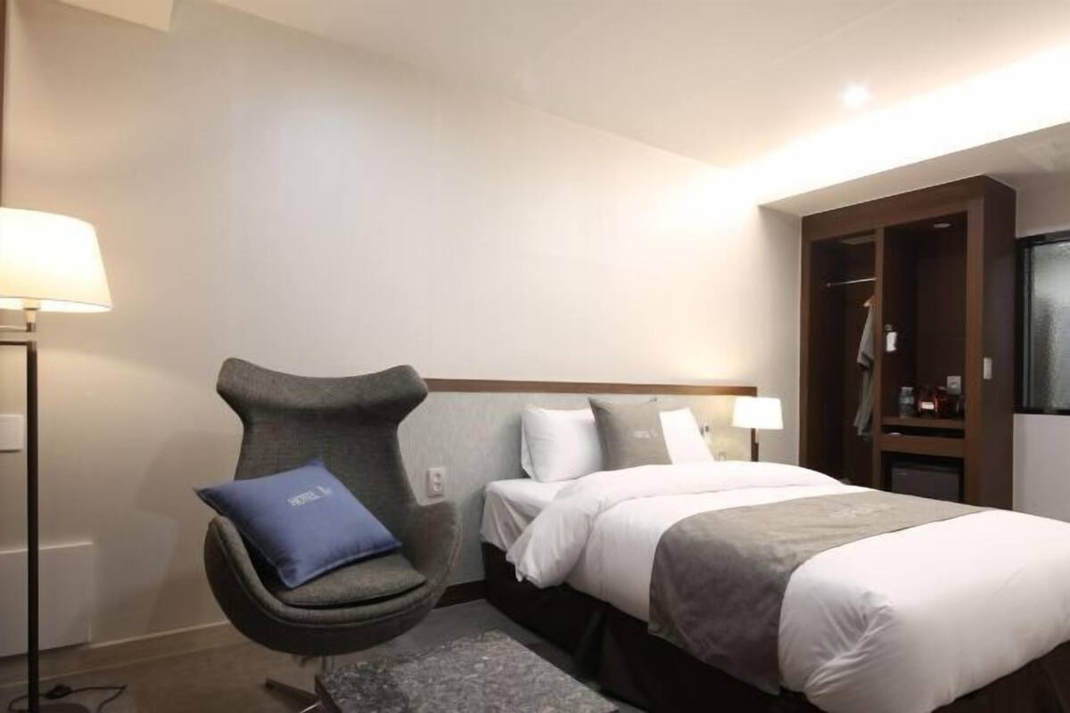 Premium bedding, down comforters, pillowtop beds, minibar (free items)