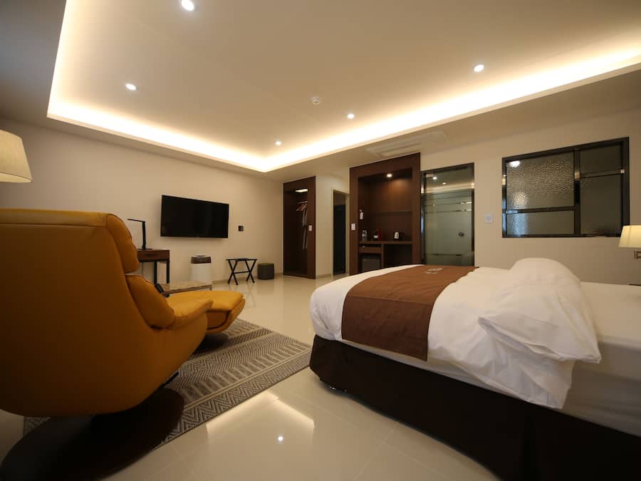Premier Room - Breakfast for 1(except Sunday & PH), More than 2 nights stay, Free Laundry(Limited) | Premium bedding, down comforters, pillowtop beds, free minibar