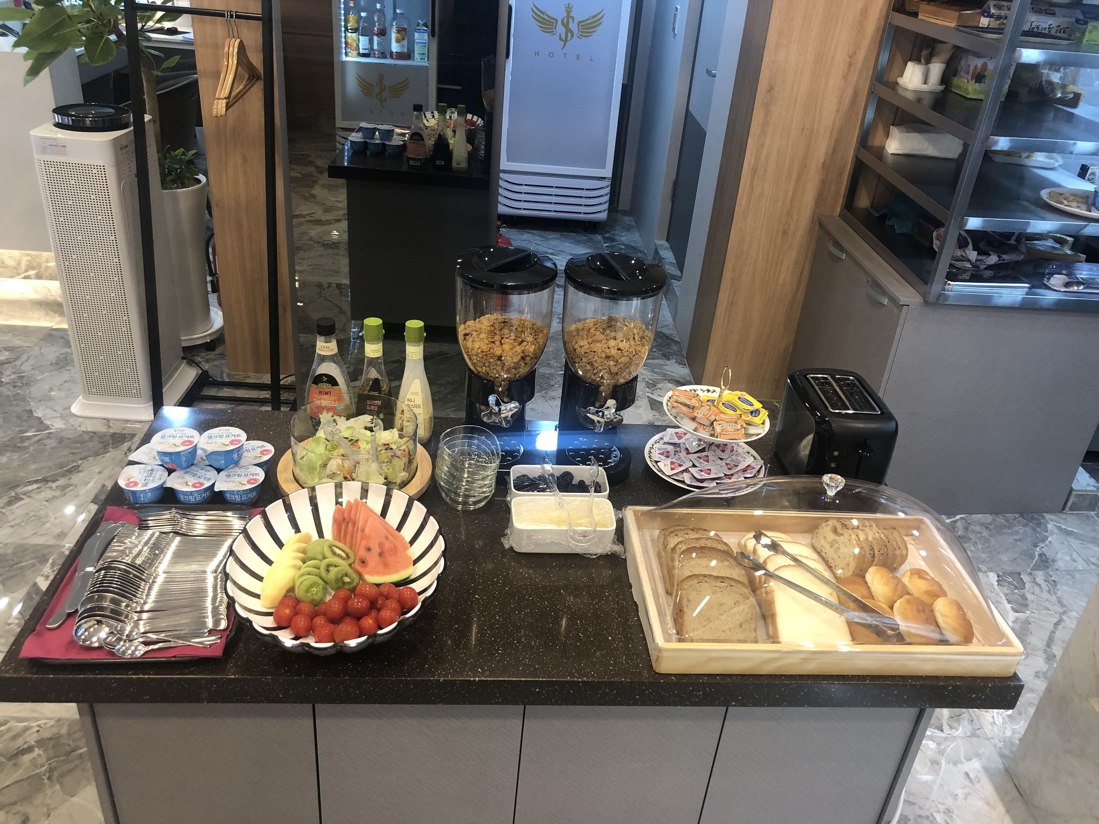 daily buffet breakfast (krw 10000 per person)