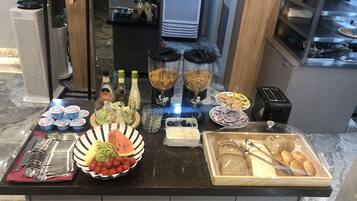 Buffet breakfast for a fee on weekdays