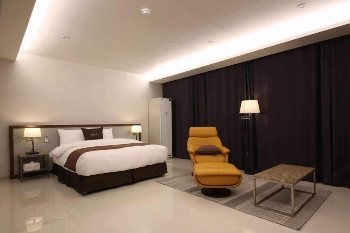 1 Schlafzimmer, hochwertige Bettwaren, Daunenbettdecken