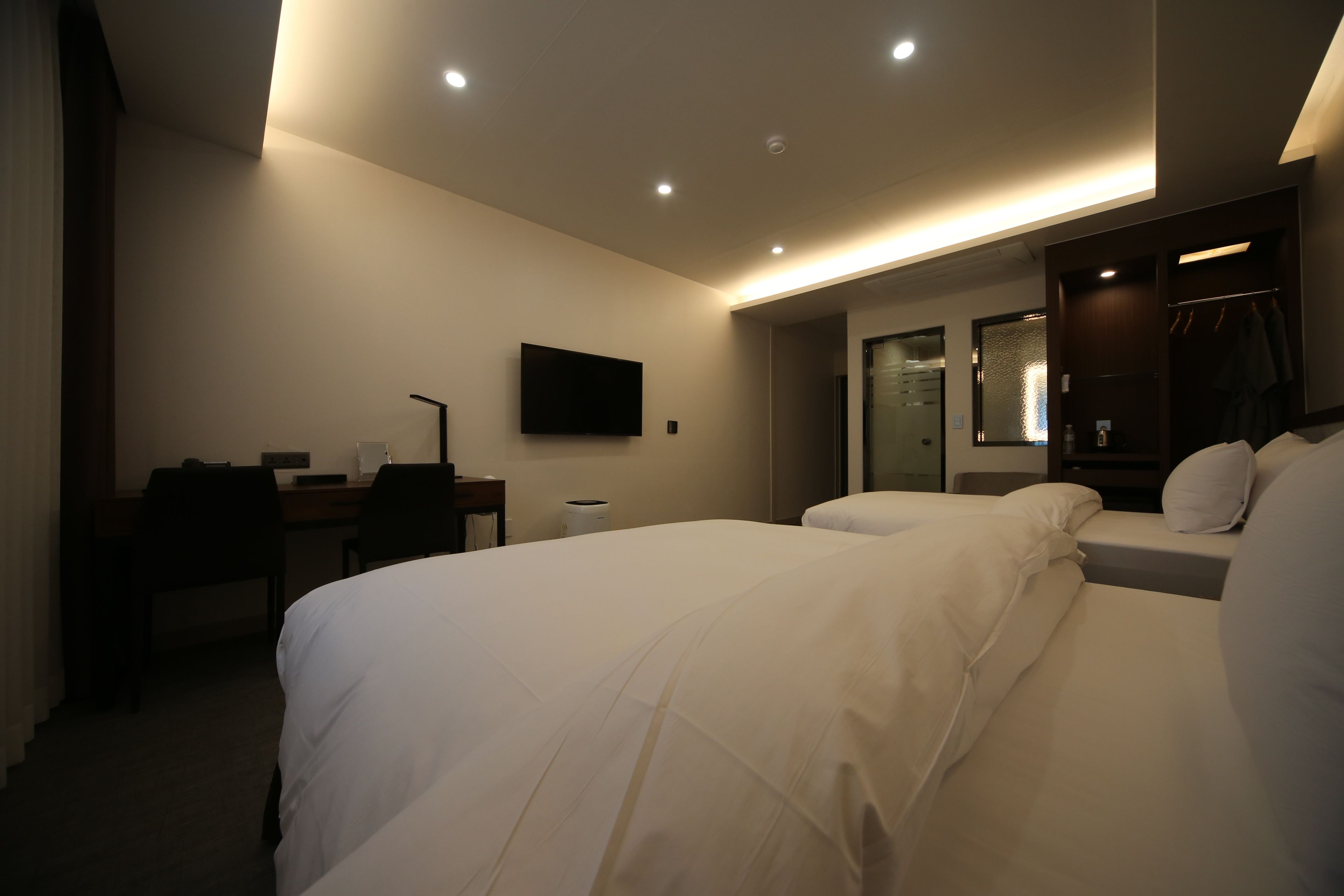 deluxe twin - breakfast for 2(except sunday & ph), more than 2 nights stay, free laundry(limited) | 1 bedroom, premium bedding, down duvets, pillow-top beds