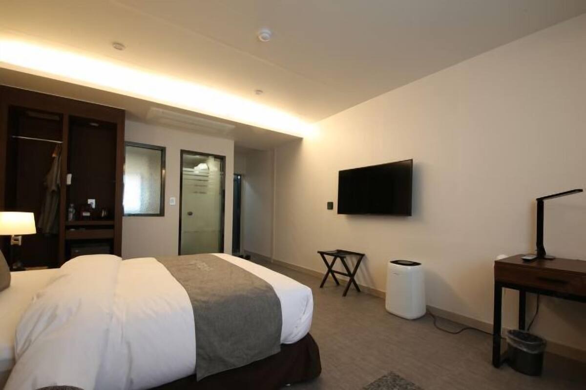 Premium bedding, down comforters, pillowtop beds, minibar (free items)
