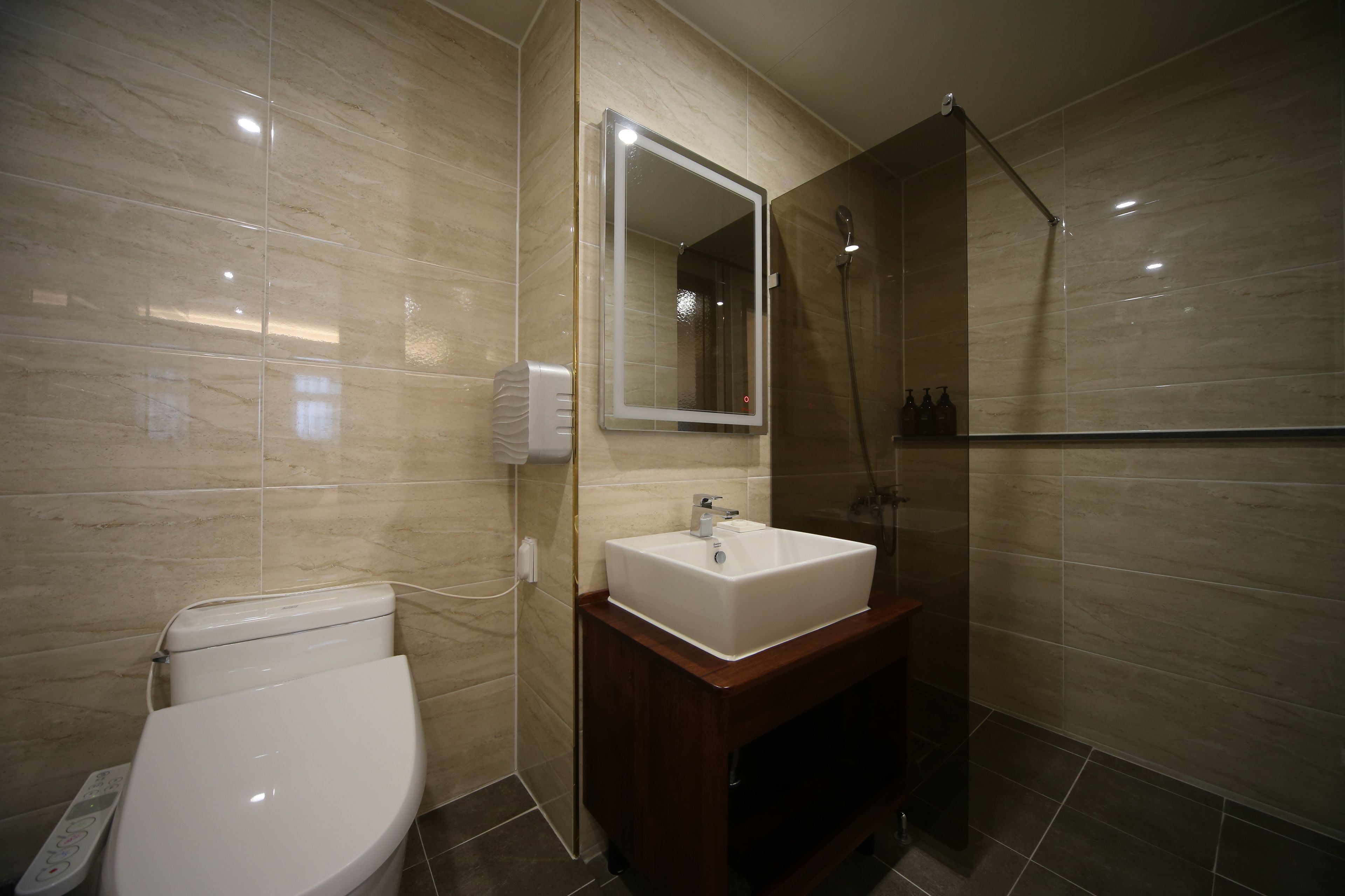 deluxe twin - breakfast for 2(except sunday & ph), more than 2 nights stay, free laundry(limited) | bathroom | hair dryer, bathrobes, slippers, towels