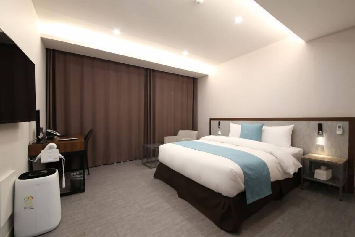 Premium bedding, down comforters, pillowtop beds, minibar (free items)