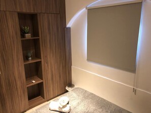 Escritorio, wifi gratis y ropa de cama 