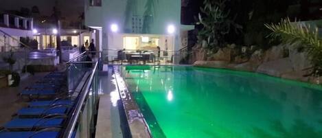 2 utendørsbassenger, bassengparasoller og solsenger