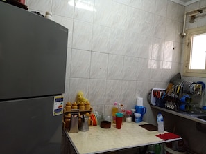 Fridge, oven, stovetop, electric kettle - Apartment at Zahraa nasr city (Cairo)