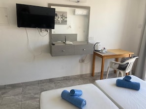 Quarto luxo | Escrivaninha, Wi-Fi de cortesia, roupa de cama