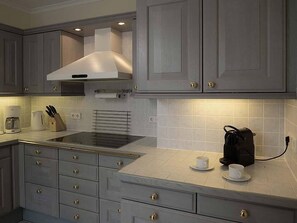 Casa de ciudad (Villa Meerblick) | Cocina privada | Refrigerador con congelador, microondas, horno y parrilla de estufa 