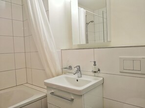 Bathroom - Art Basel - Guesthouse Basel (Basel)