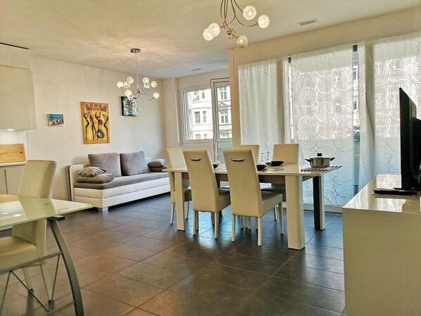 Design-Penthouse, 1 Doppelbett und Schlafsofa, Stadtblick | Wohnbereich | Fernseher