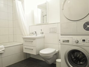 Design-Penthouse, 1 Doppelbett und Schlafsofa, Stadtblick | Badezimmer | Duschwanne, kostenlose Toilettenartikel, Haartrockner, Handtücher