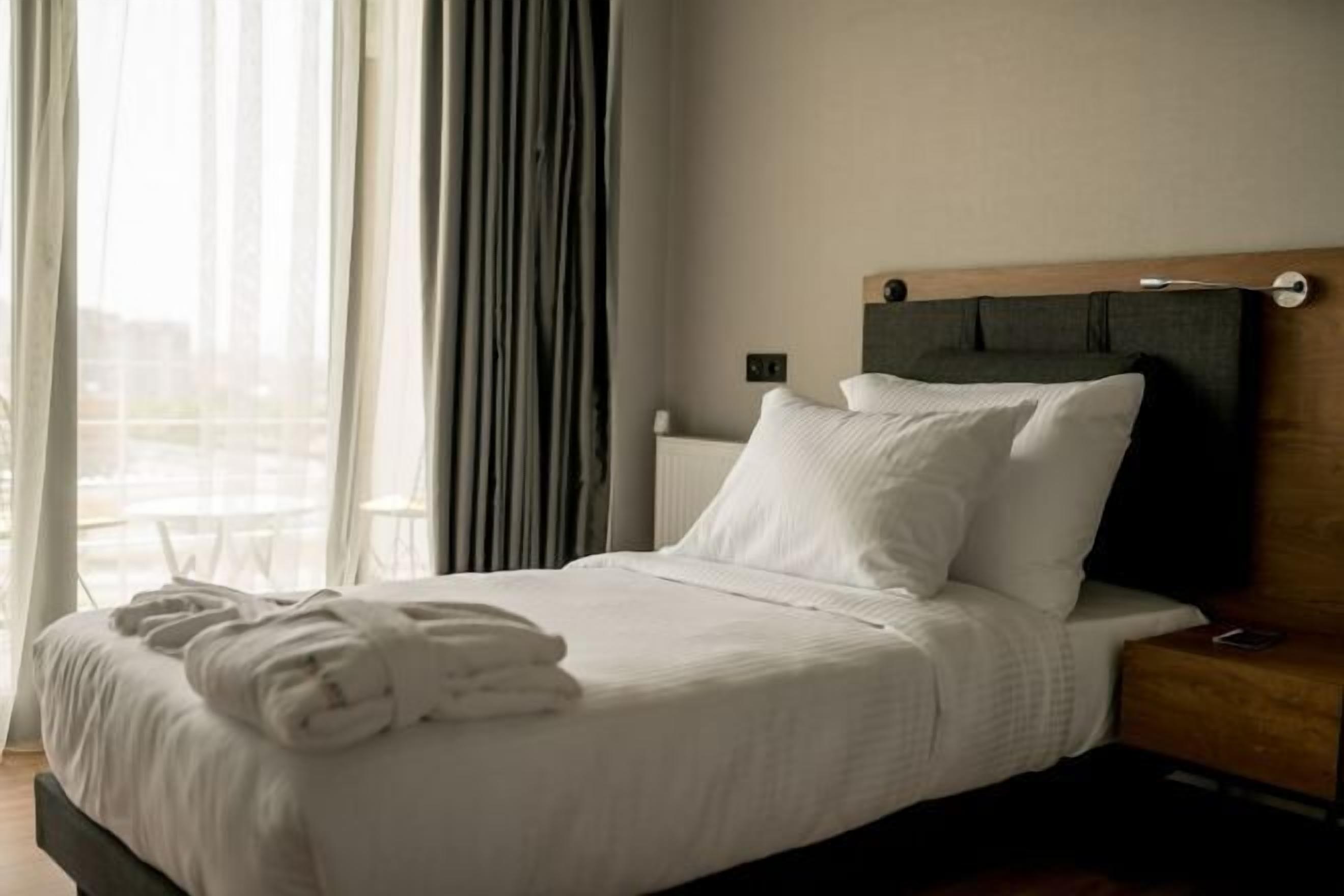 高級寝具、低反発ベッド、ミニバー、ノートパソコン用作業スペース