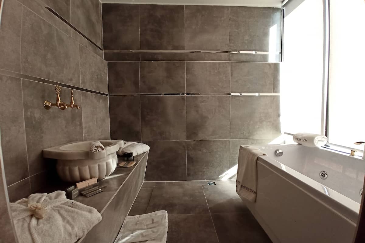 presidental suite room with jacuzzi | jetted bathtub