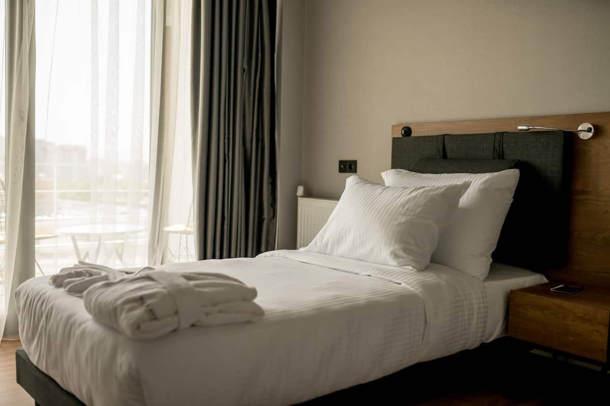 Hochwertige Bettwaren, Betten mit Memory-Foam-Matratzen, Minibar