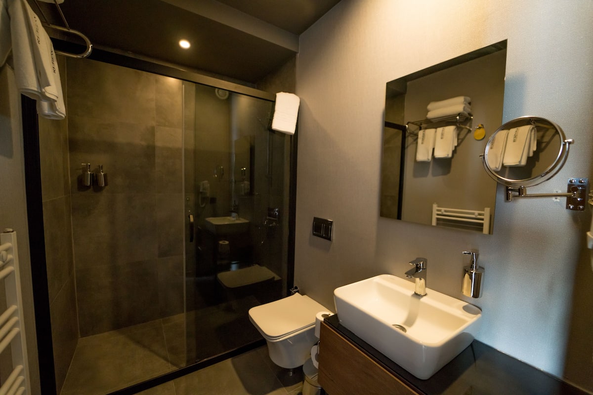 Dusche, kostenlose Toilettenartikel, Haartrockner, Hausschuhe