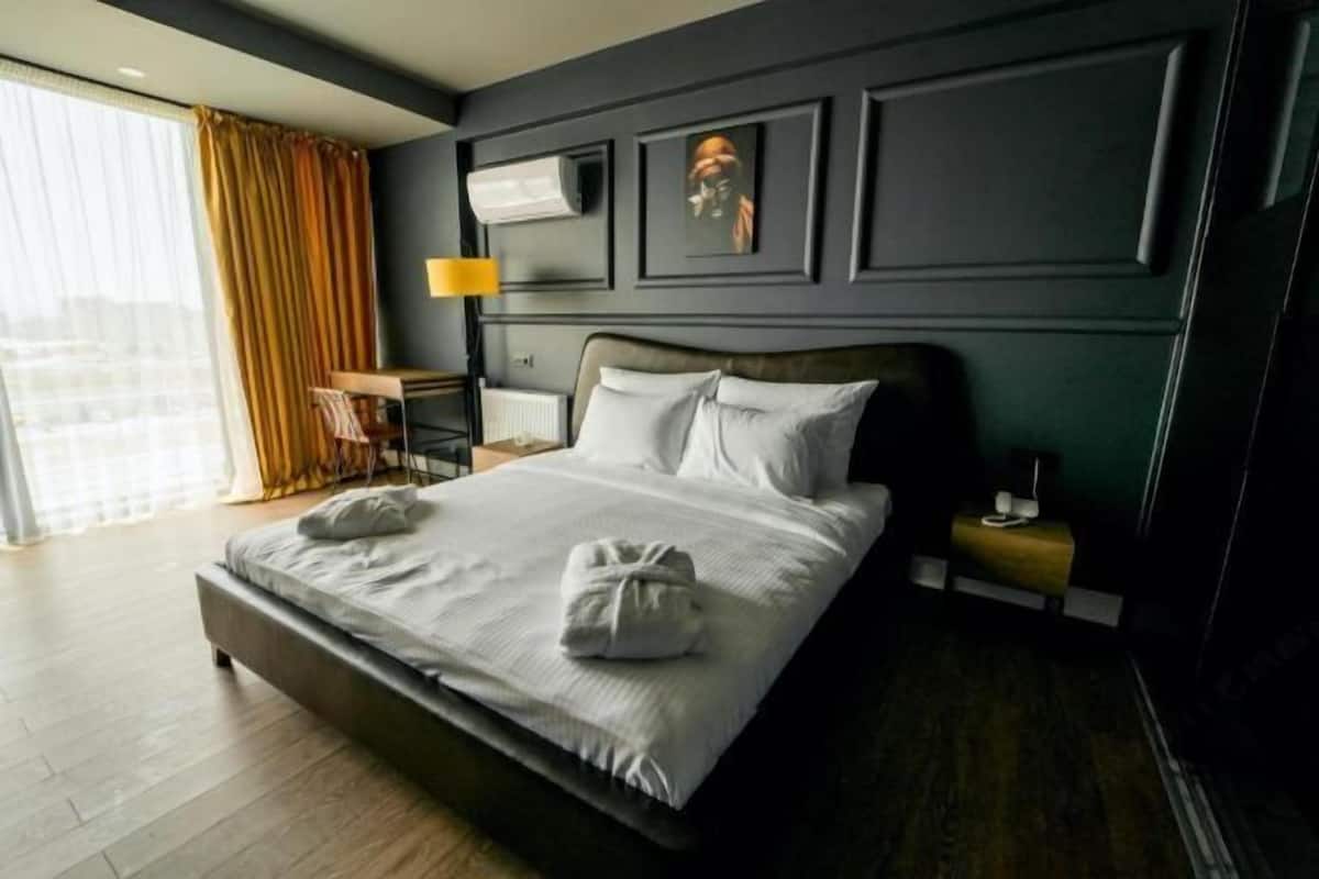 Ropa de cama de alta calidad, camas con efecto memoria y minibar