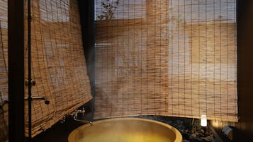 シャワー付き浴槽、深めの浴槽、バスアメニティ (無料)、ヘアドライヤー