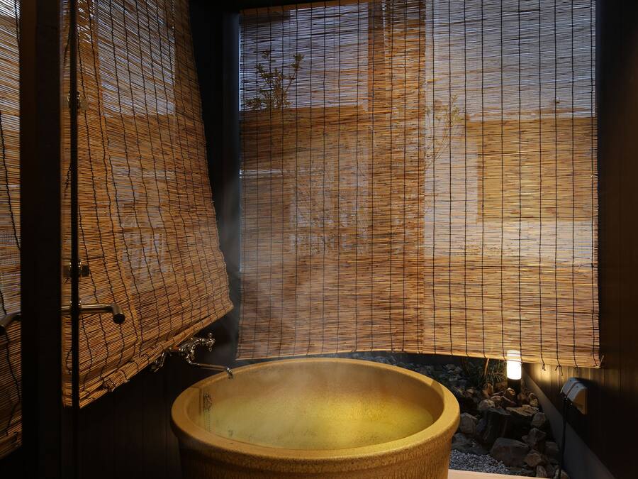 Combined shower/tub, deep soaking tub, free toiletries, hair dryer