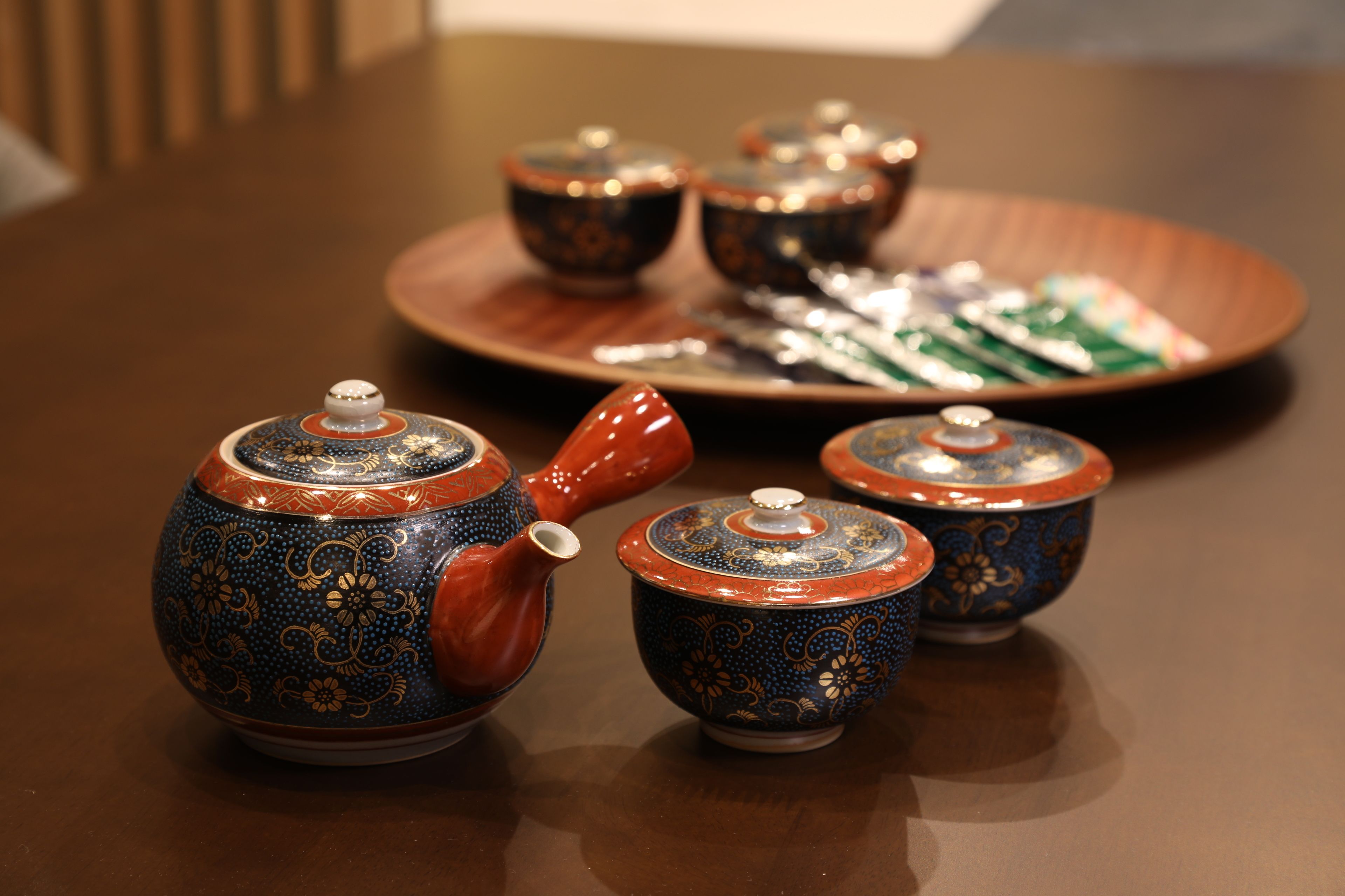 Un juego de utensilios tradicionales para el té sobre una mesa.