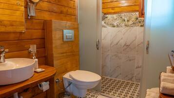 Douche, articles de toilette gratuits, sĂšche-cheveux, chaussons