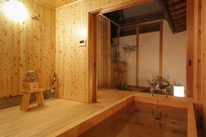 Room (TSUTSUJI) | Bathroom | Separate bathtub and shower, free toiletries, hair dryer