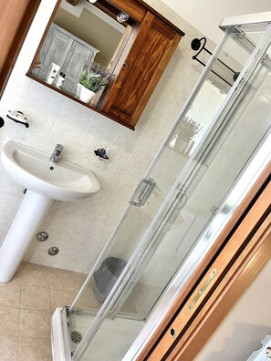 Deluxe-værelse | Badeværelse | Bruser, gratis toiletartikler, hårtørrer, bidet