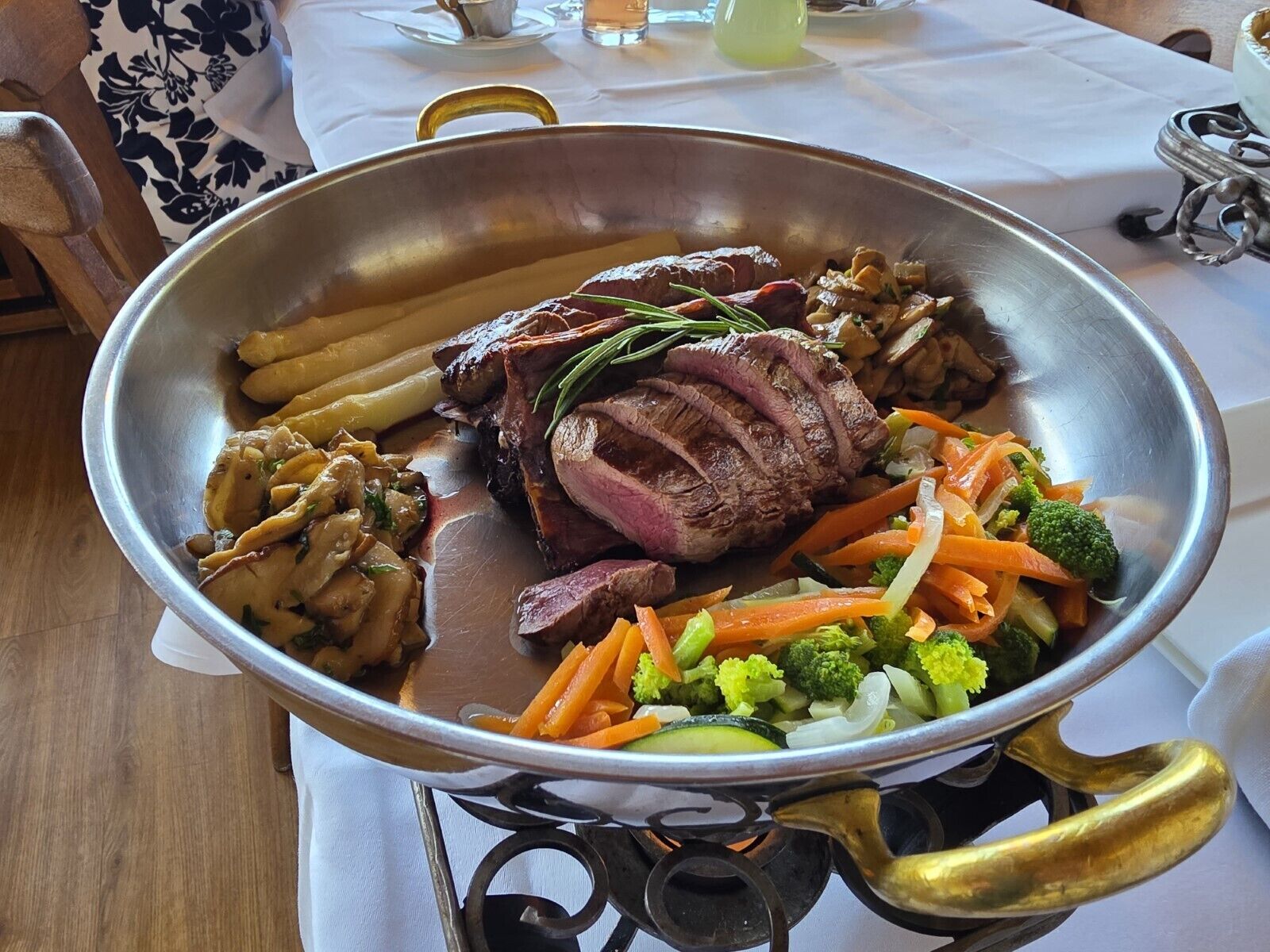 Un piatto con bistecca, verdure e patatine fritte.