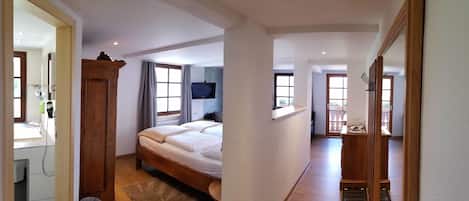 Apartment | Minibar, in-room safe, individually decorated, individually furnished