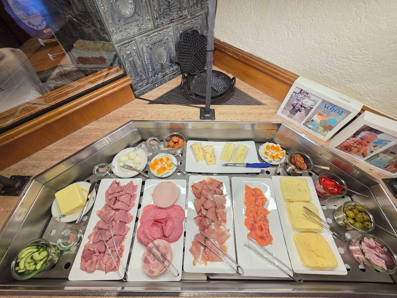Un buffet proposant une variété de viandes et de fromages.