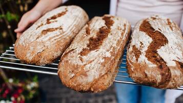 Tres hogazas de pan sobre una rejilla.