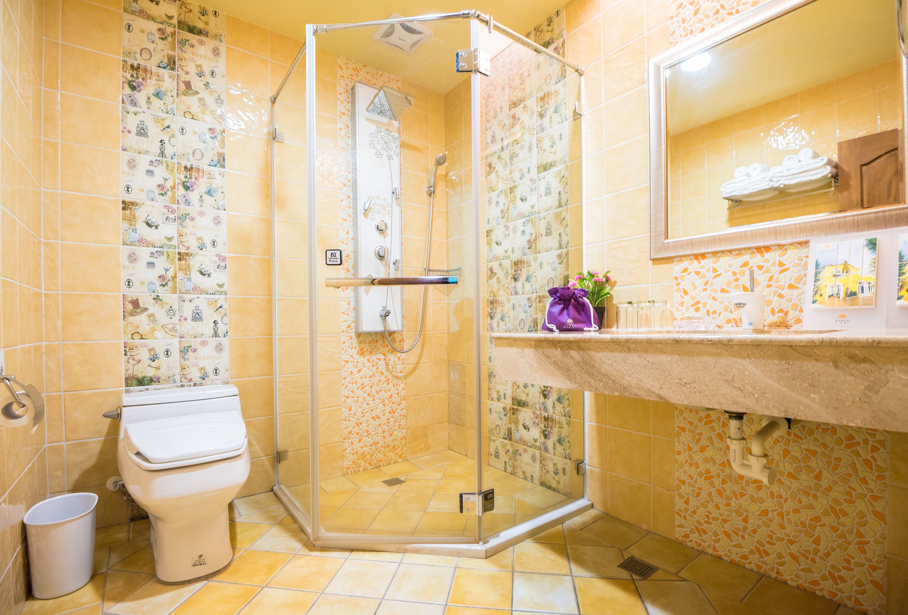 Un baño con ducha, inodoro y lavabo.