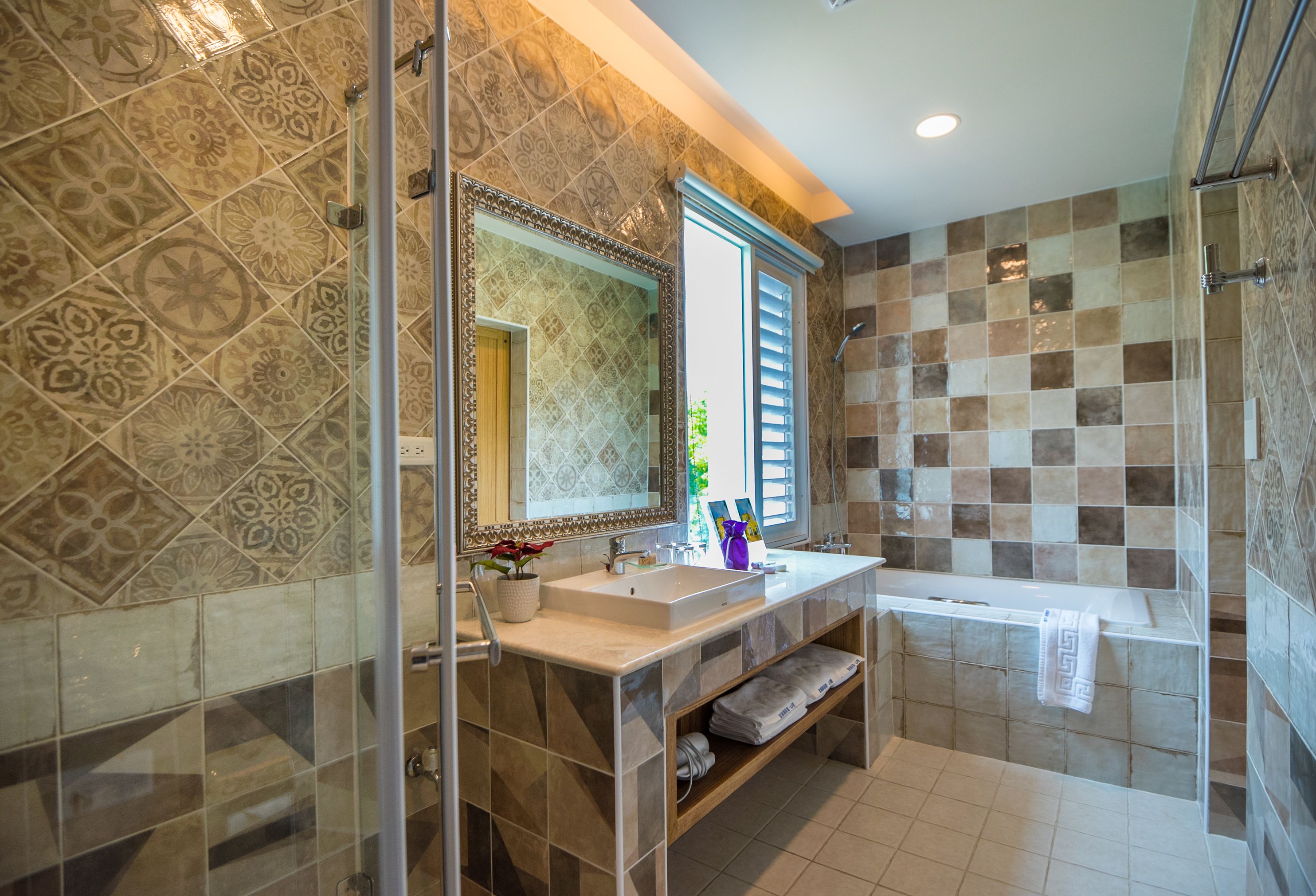 Deluxe Quadruple Room | Bathroom | Shower, hair dryer, slippers, towels