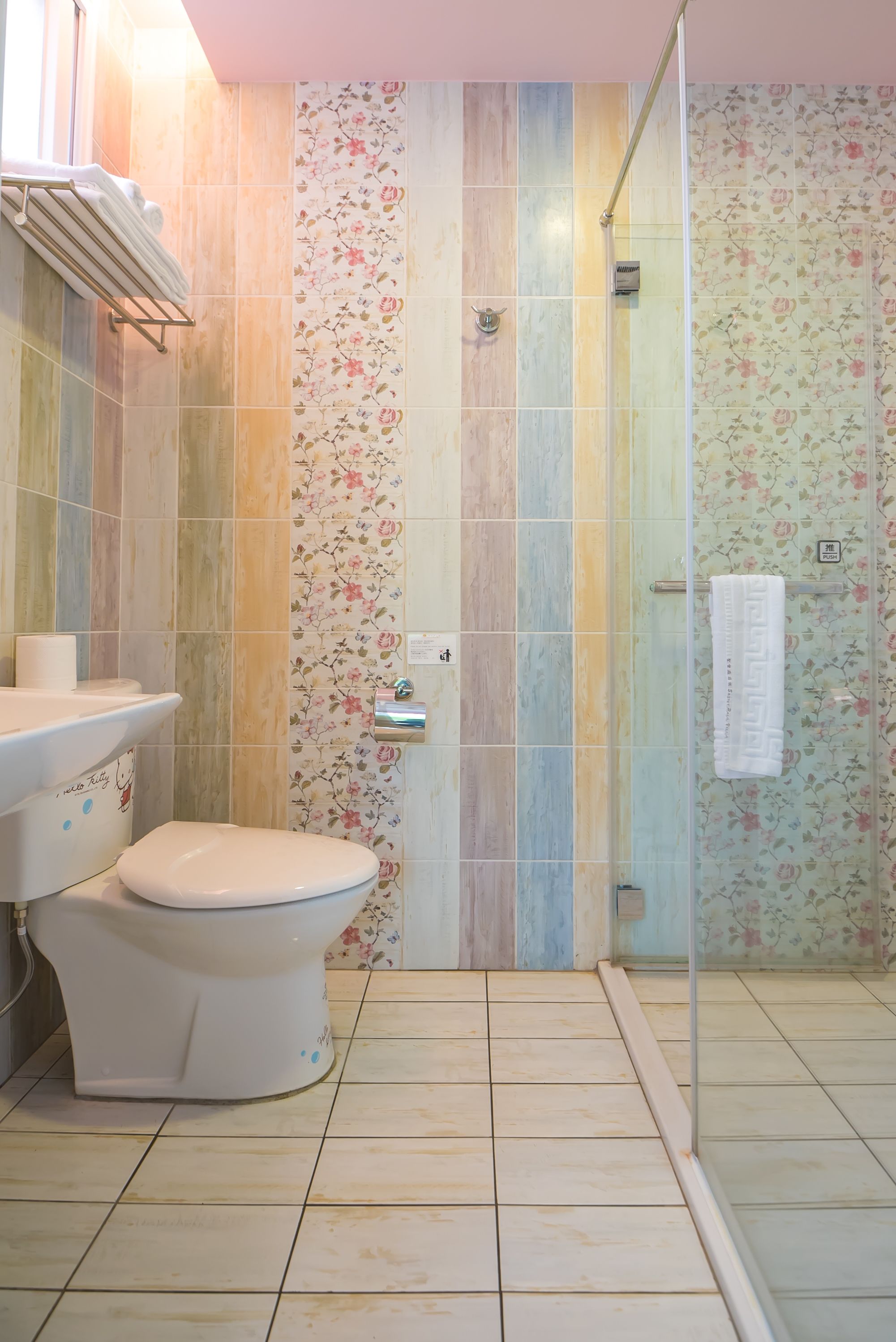 Un baño con inodoro, lavamanos y zona de ducha.