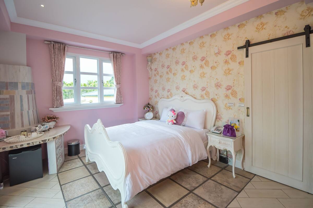 Romantic Double Room | Desk, soundproofing, WiFi (free), bed sheets