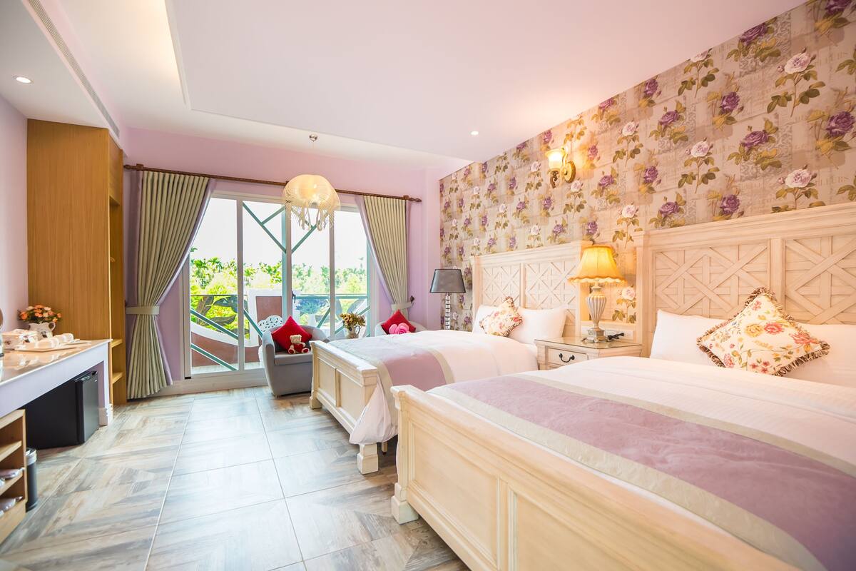 Deluxe Quadruple Room | Desk, soundproofing, WiFi (free), bed sheets