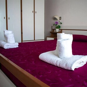 1 dormitorio, caja fuerte, escritorio y cunas gratuitas