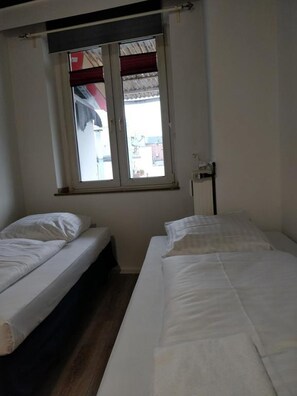 2 bedrooms, desk, soundproofing, free WiFi - AVI City Burgplatz Apartments (Düsseldorf)
